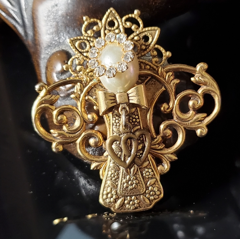 Vintage goldtone angel pin with rhinestone halo faux pearl face and heart charm